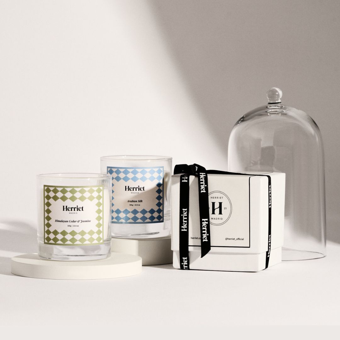 Herriet - Velas aromáticas himalayan cedar and jasmine y arabian silk junto con el packaging de Herriet completamente sostenible