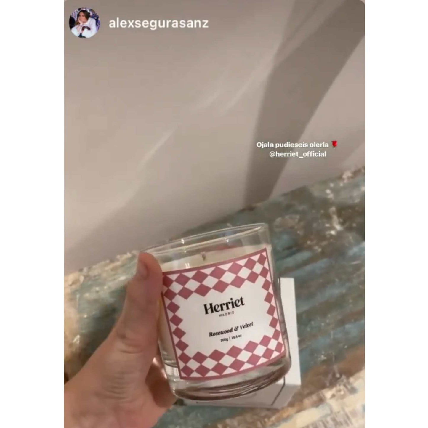 ale segura influencer con vela de herriet que huele a rosewood & velvet