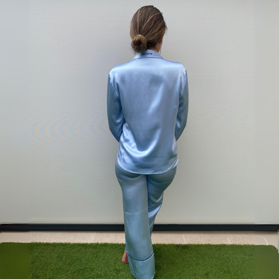 pijama largo de seda azul cielo de herriet con frase bordada en el cuello "do not disturb"