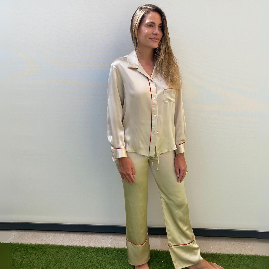 pijama de seda modelo olivia de herriet en color beige con detalles en rojo visto de frente