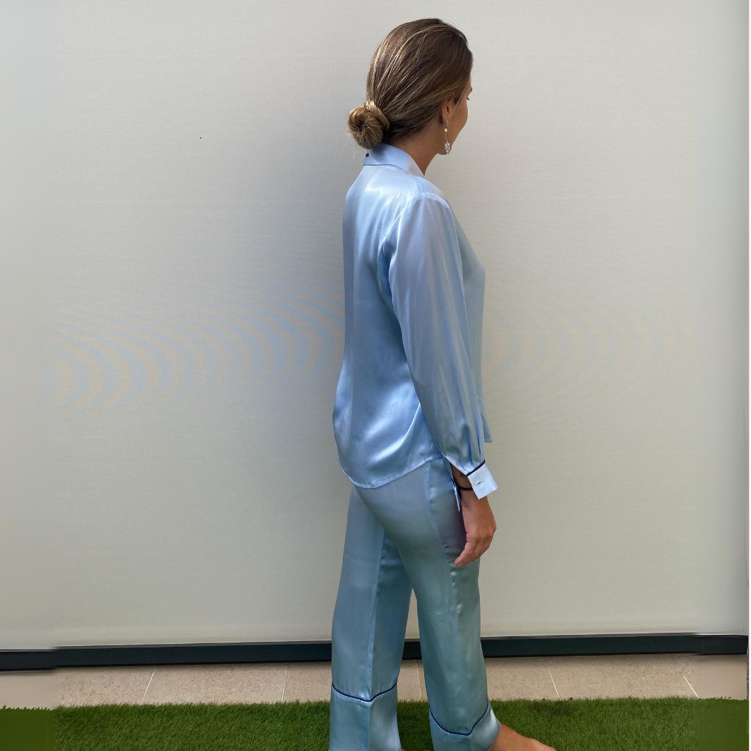 pijama de seda lago en color azul marino. pijamas de lujo de herriet