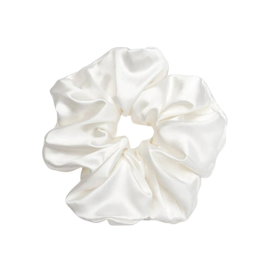 coletero de seda de color blanco de Herriet, perfecto para cuidar de tu pelo en cualquier momento y no deja marca