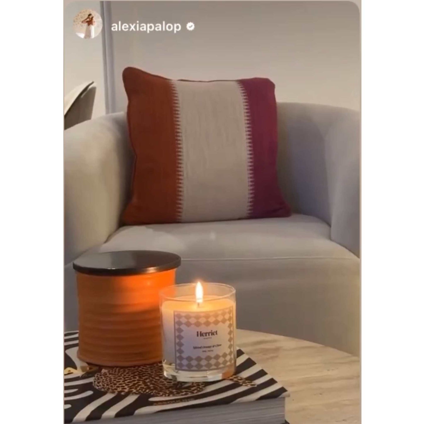 en el salón de Alexia Palop encontramos la vela de Loewe en naranja, y la vela de Herriet encendida que huele a naranja y clavo