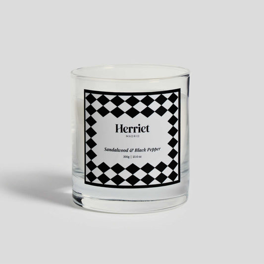 Herriet - Vela aromática premium hecha a mano con cera de soja - Sandalwood and black pepper