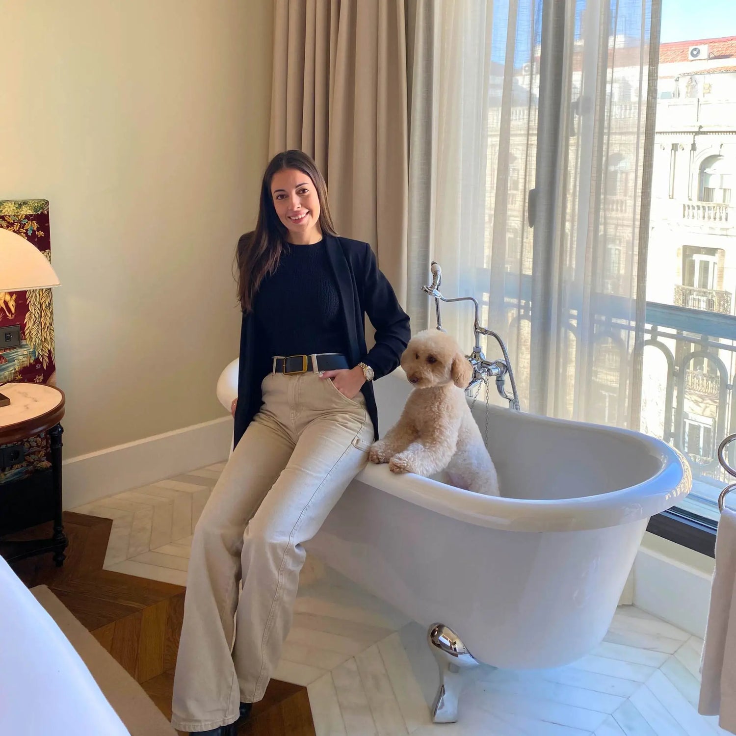 Lorena - fundadora de la tienda Herriet - Tienda De Accesorios Para el Hogar - Velas Aromáticas, Pijamas y accesorios de seda. En la foto sale Lorena con su perro Charlie en el hotel Bless de Madrid