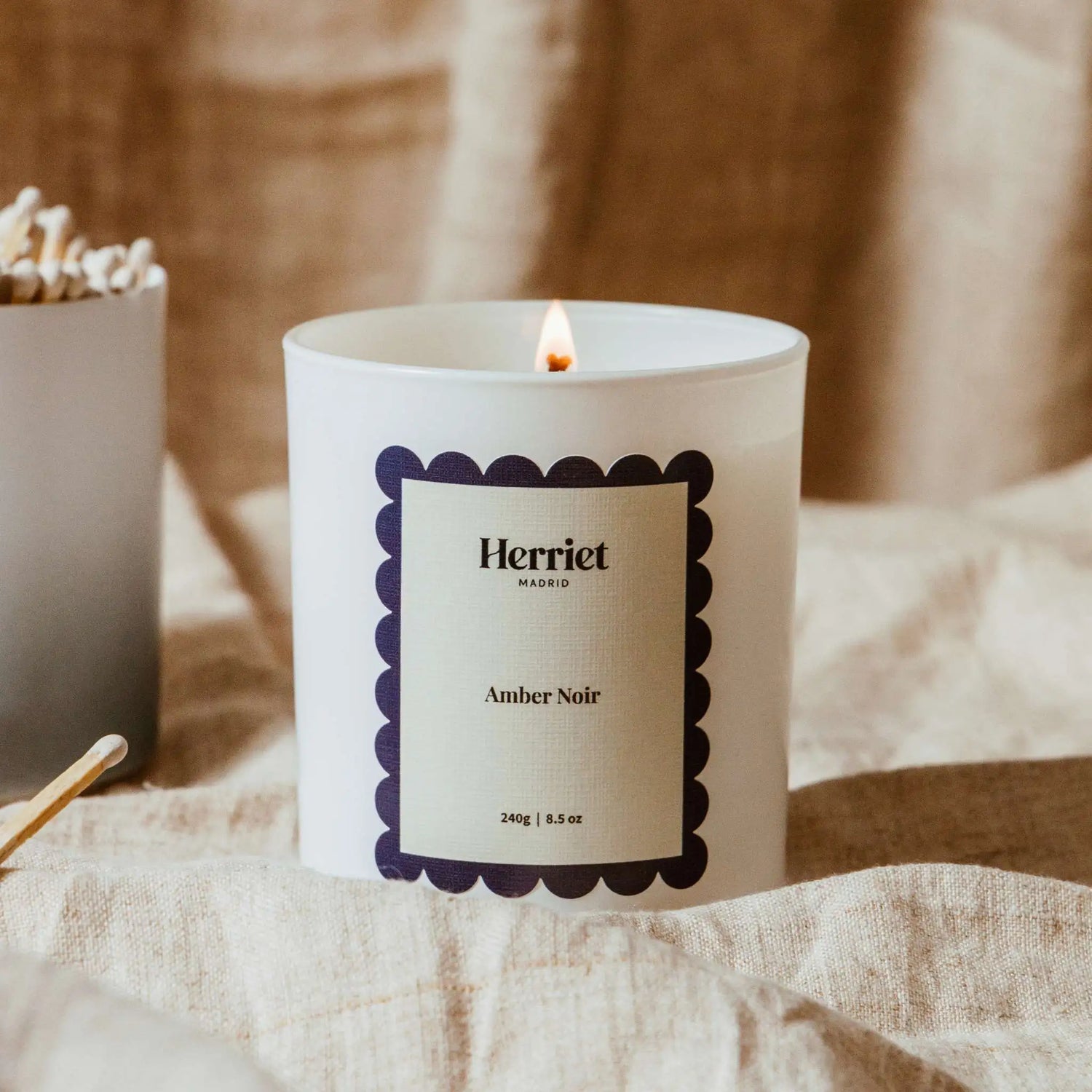 Vela Amber Noir de la colección Postcards de Herriet. Las mejores velas aromáticas