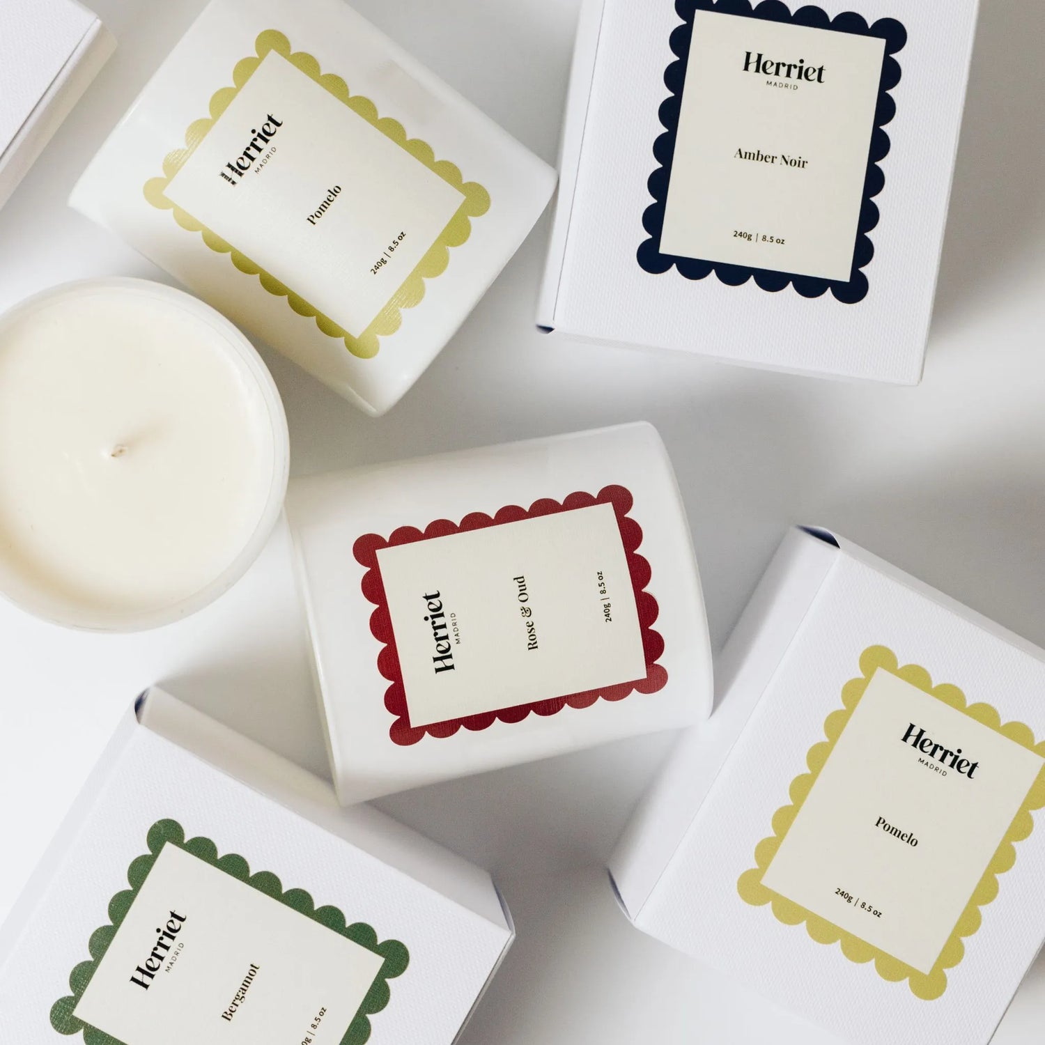 velas aromáticas de la colección postcards de herriet. fragancias para el hogar. vela amber noir, vela bergamot, vela pomelo, vela rose & oud, vela higo