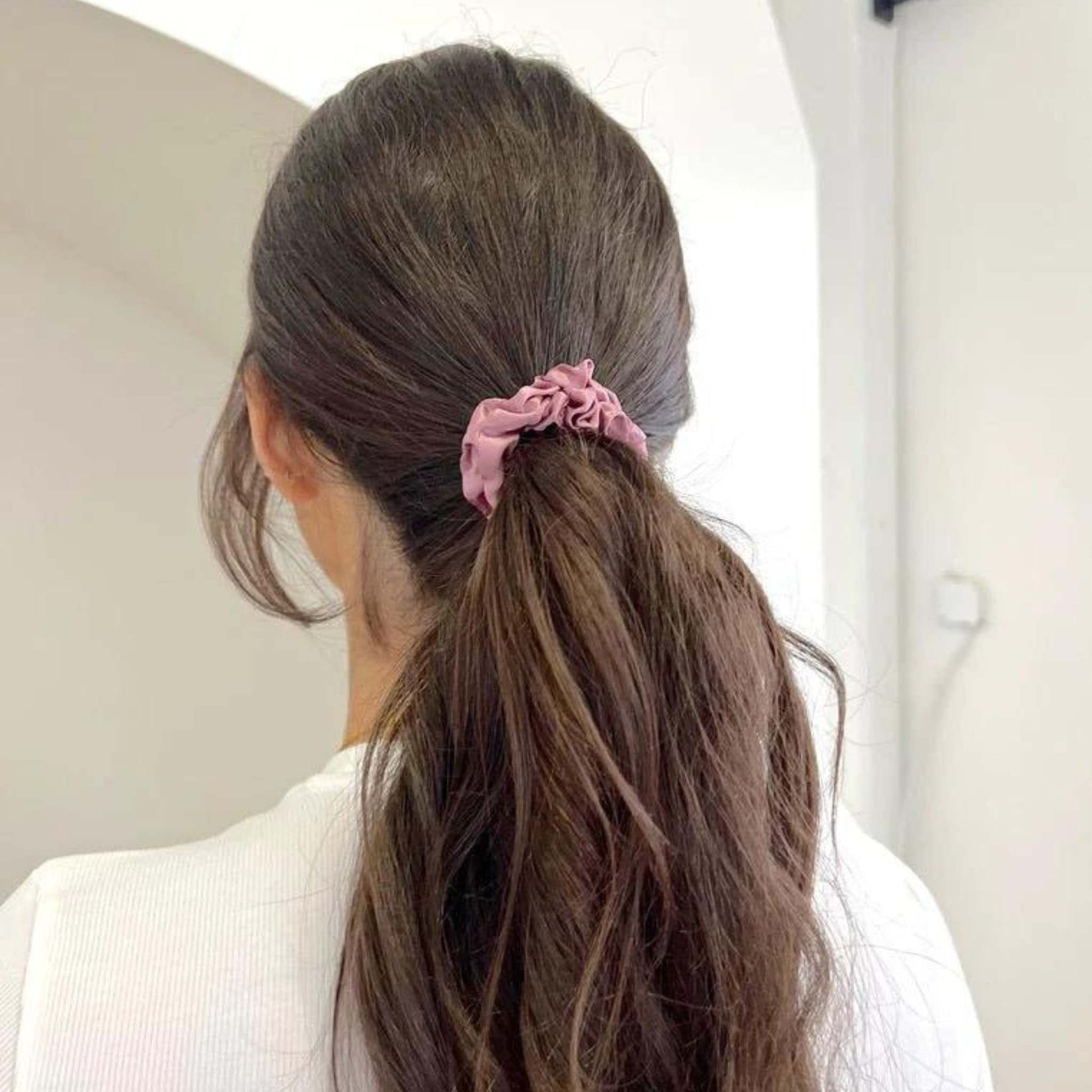 chica con scrunchie de seda rosa de Herriet