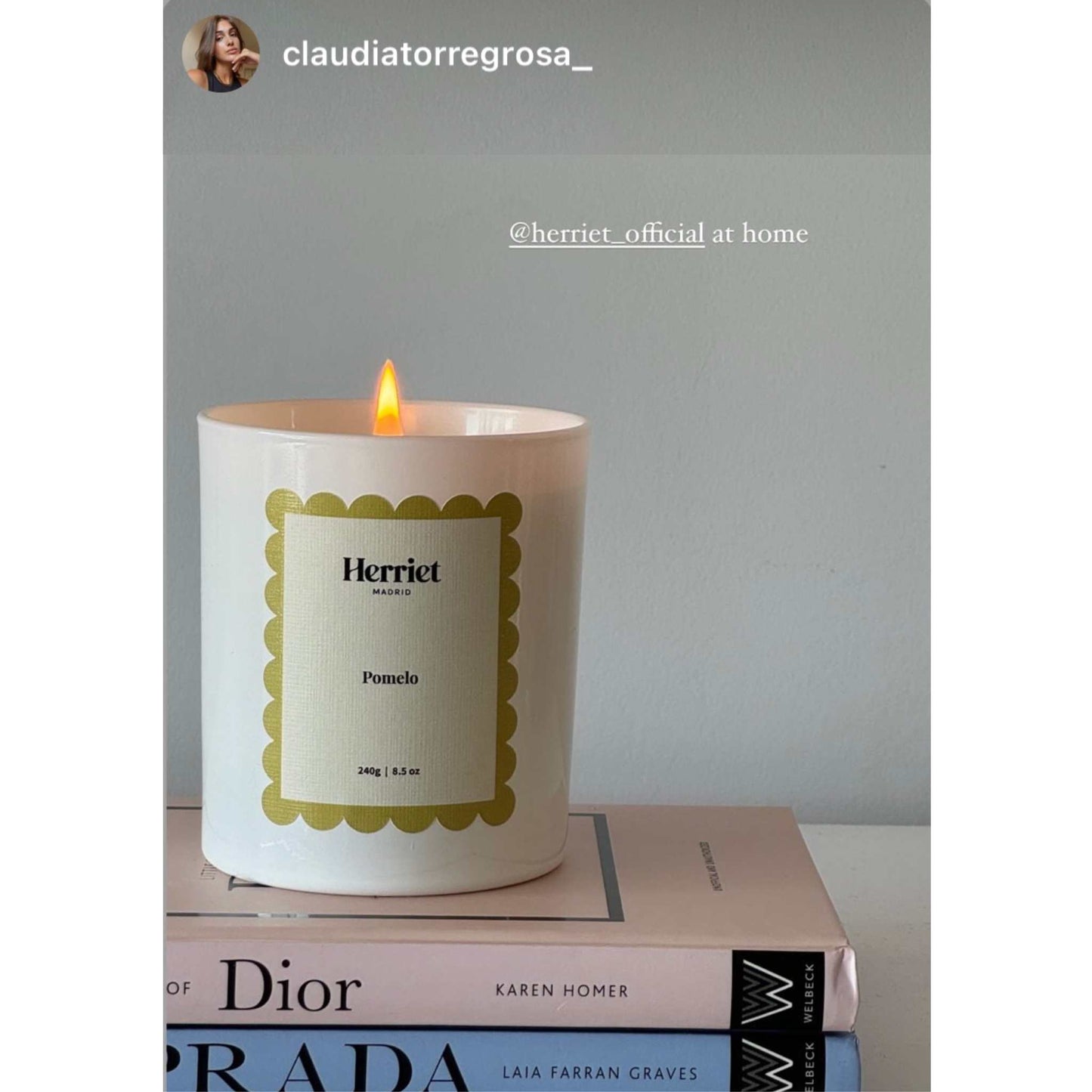 claudia torregrosa con vela pomelo de herriet encima de libros de Dior y Prada