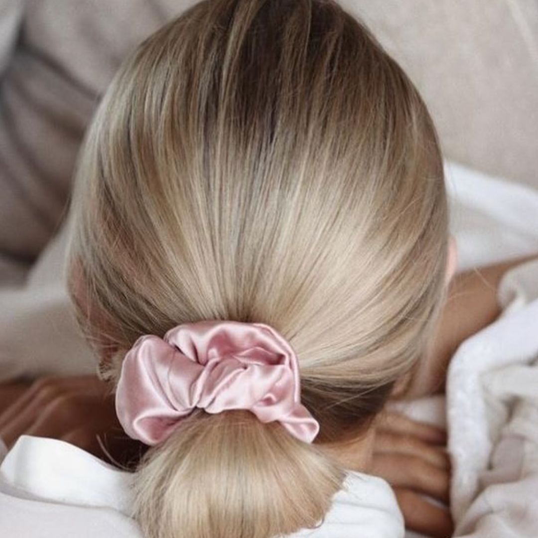 chica rubia con coletero de seda rosa Lotus de Herriet