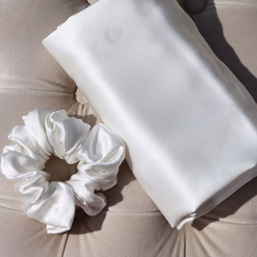 coletero de seda blanco ivory junto con funda de almohada de seda blanca de herriet