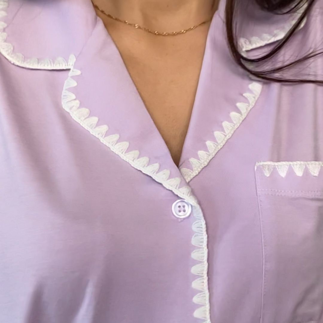 pijama corto de modal lila con detalle en blanco visto de cerca. el pijama perfecto para tus dias en casa