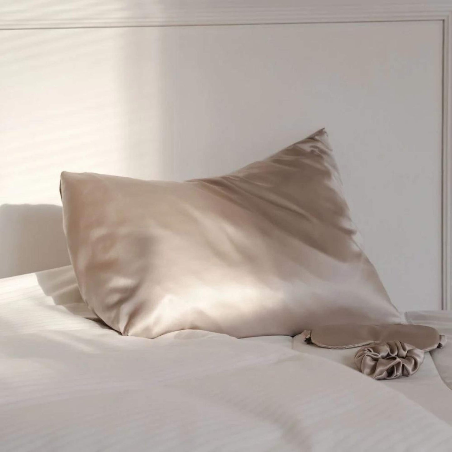 Herriet - funda de almohada de seda beige con antifaz de noche y scrunchie del mismo color