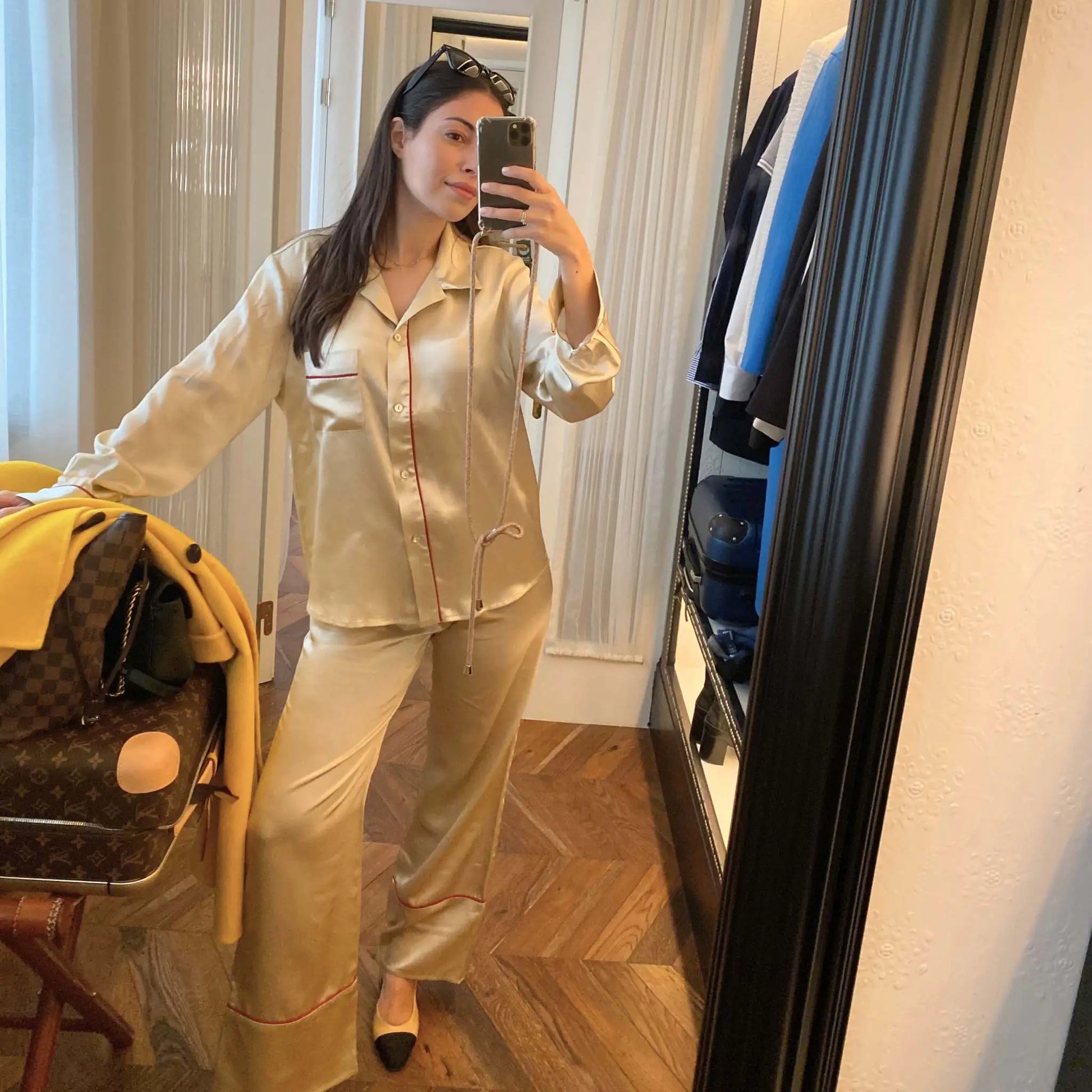 pijama de lujo, pijama de seda beige con ribete burdeos, en el hotel bless de Madrid, con maleta de Louis Vuitton, perfecto para ir de viaje - herriet