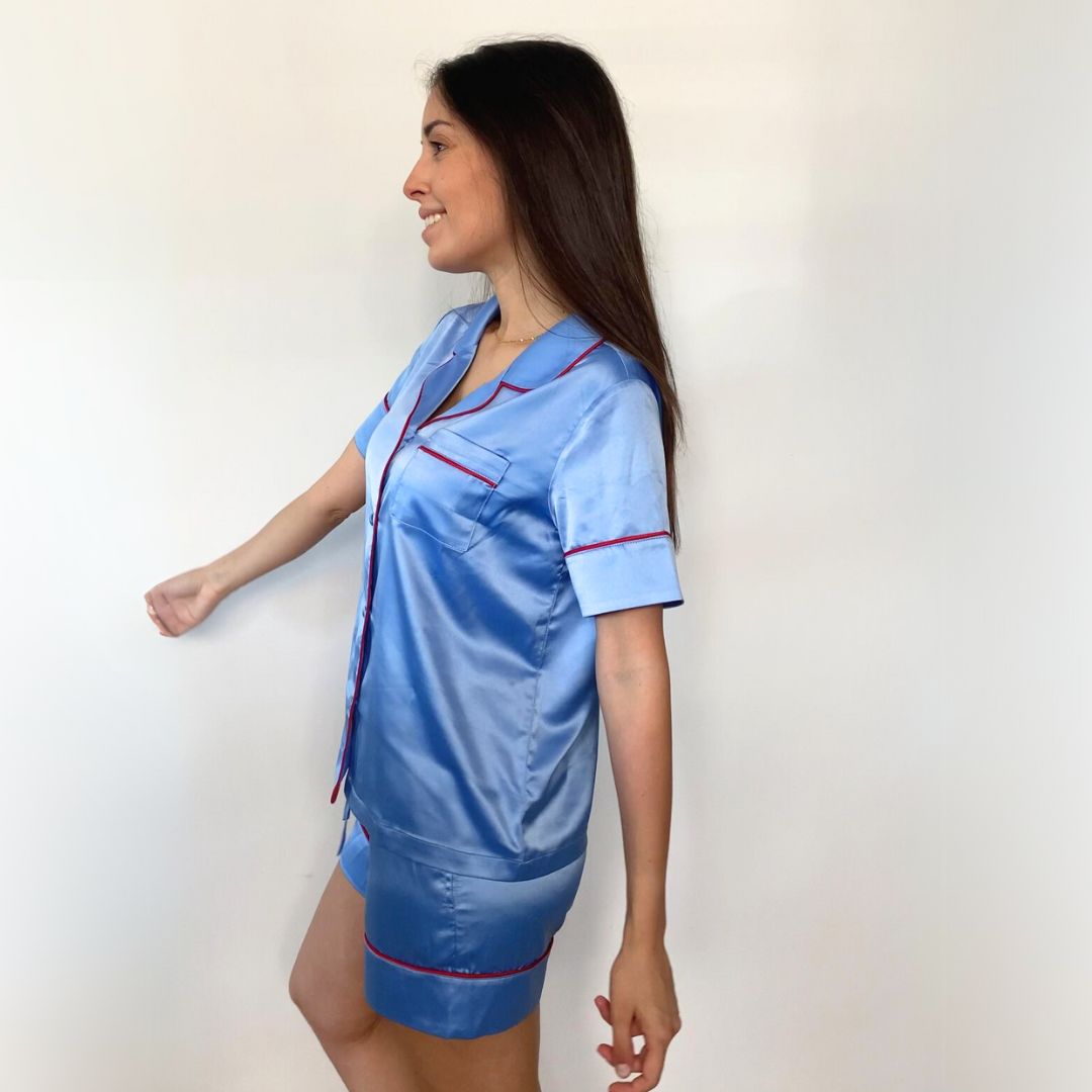 pijama de saten de herriet en color azul con ribete rojo