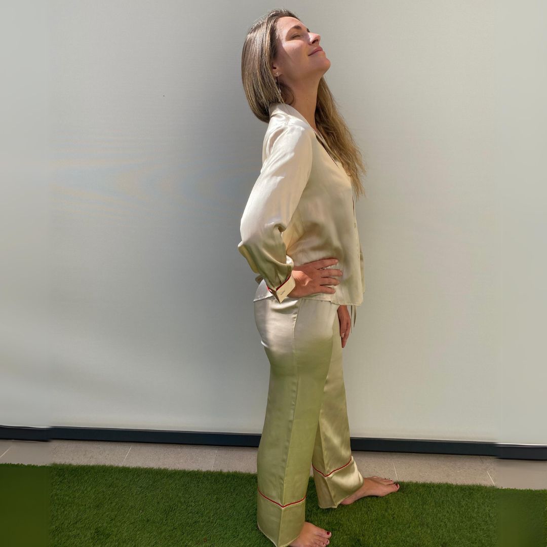 pijama de seda olivia de herriet en color beige visto de lado