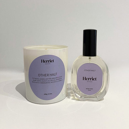 pack de vela aromatica y room spray de herriet - other half - notas amaderadas
